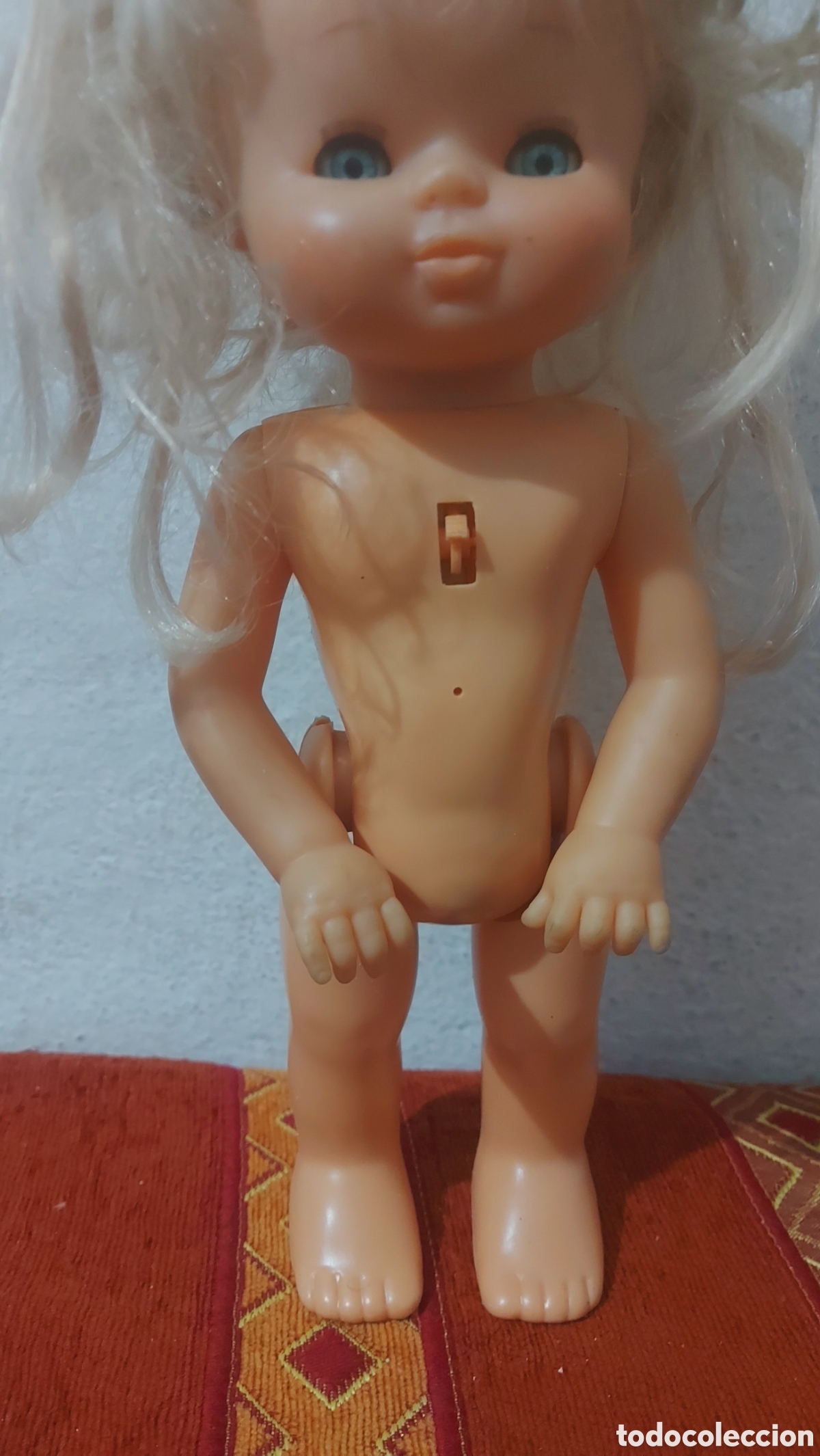 Otras Mu&ntilde;ecas de Famosa cl&aacute;sicas y de colecci&oacute;n: Antigua mu&ntilde;eca Famosa mira las fotos