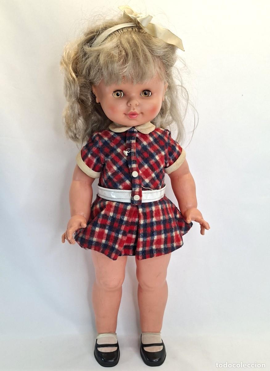 Otras Mu&ntilde;ecas de Famosa cl&aacute;sicas y de colecci&oacute;n: MU&Ntilde;ECA ANDADORA CORISA DE FAMOSA, VESTIDA DE ORIGEN A&Ntilde;OS 70. LE FALTA LIMPIEZA.