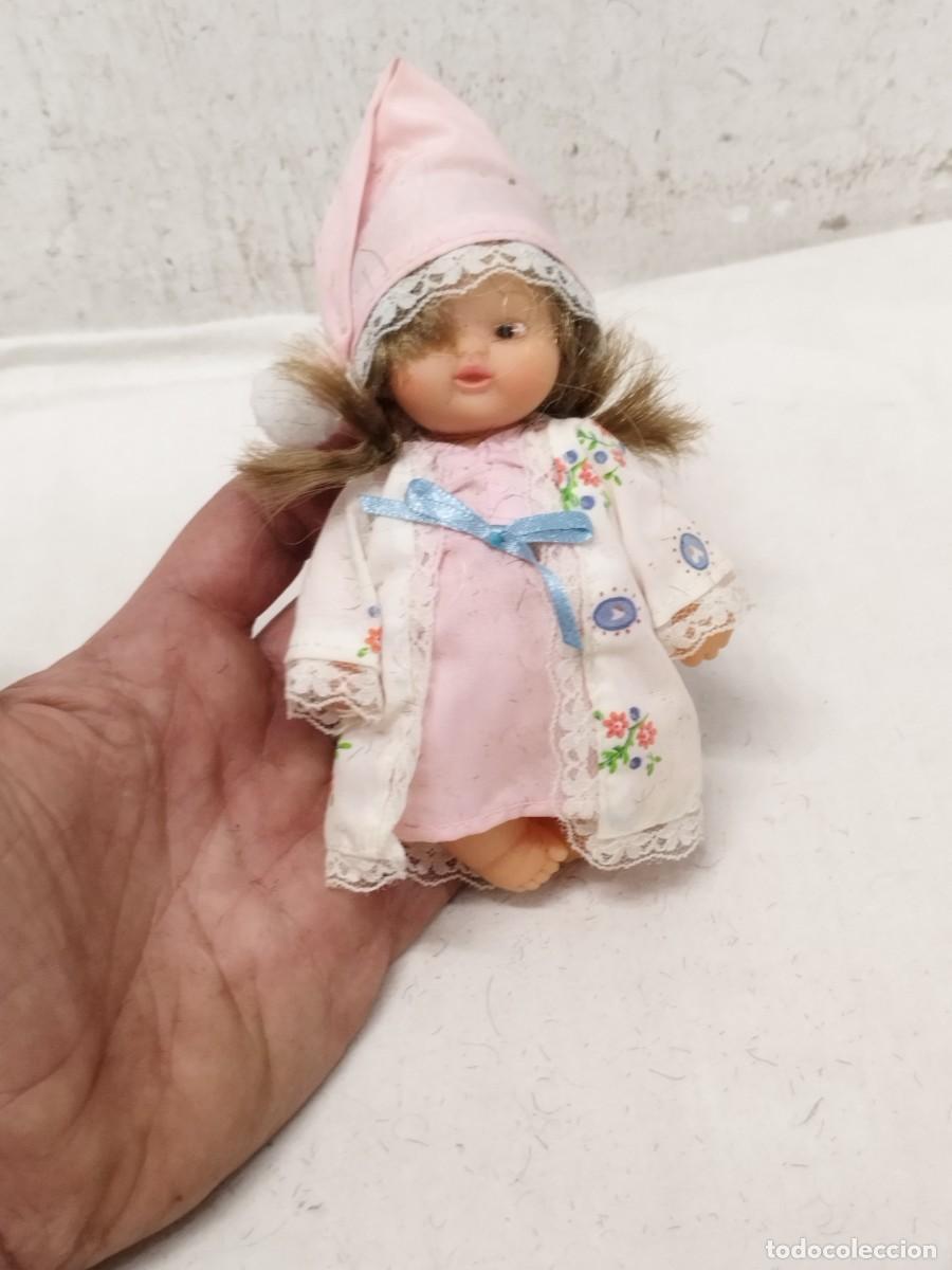 Otras Mu&ntilde;ecas de Famosa cl&aacute;sicas y de colecci&oacute;n: Antigua mu&ntilde;eca Barriguitas vestida con gorro de dormir camis&oacute;n y bata.