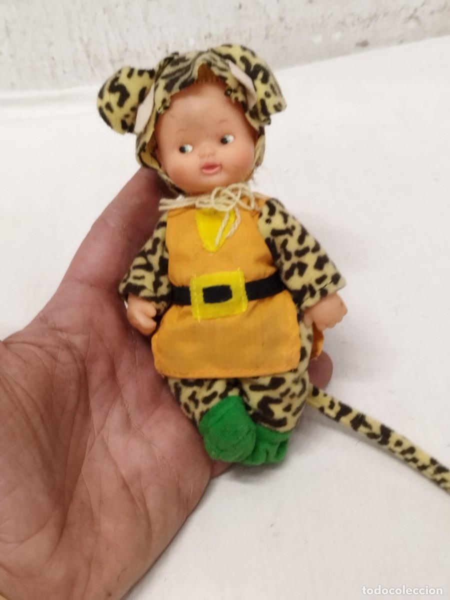 Otras Mu&ntilde;ecas de Famosa cl&aacute;sicas y de colecci&oacute;n: Antigua mu&ntilde;eca Barriguitas del cuento el gato con botas. Ropa leopardo.