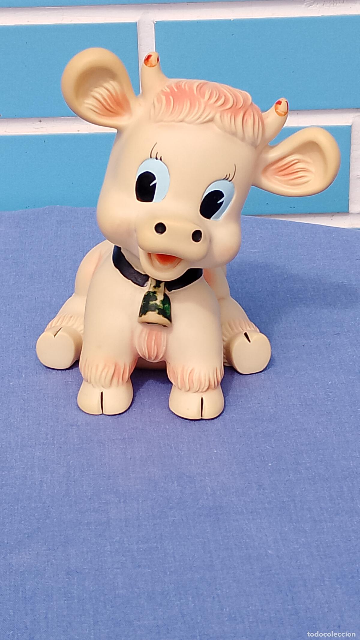 Otras Mu&ntilde;ecas de Famosa cl&aacute;sicas y de colecci&oacute;n: Antigua mu&ntilde;eca Vaca de goma sentada de Famosa, a&ntilde;os 70