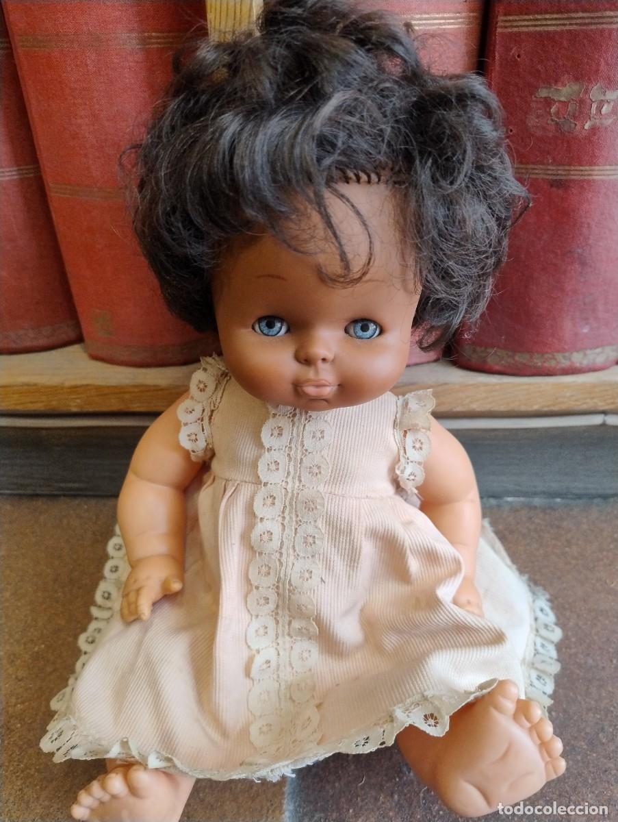 Otras Mu&ntilde;ecas de Famosa cl&aacute;sicas y de colecci&oacute;n: Bebe, ni&ntilde;a mu&ntilde;eca negra, negrita Famosa, Spain. Unos 30 cm ojos azules.