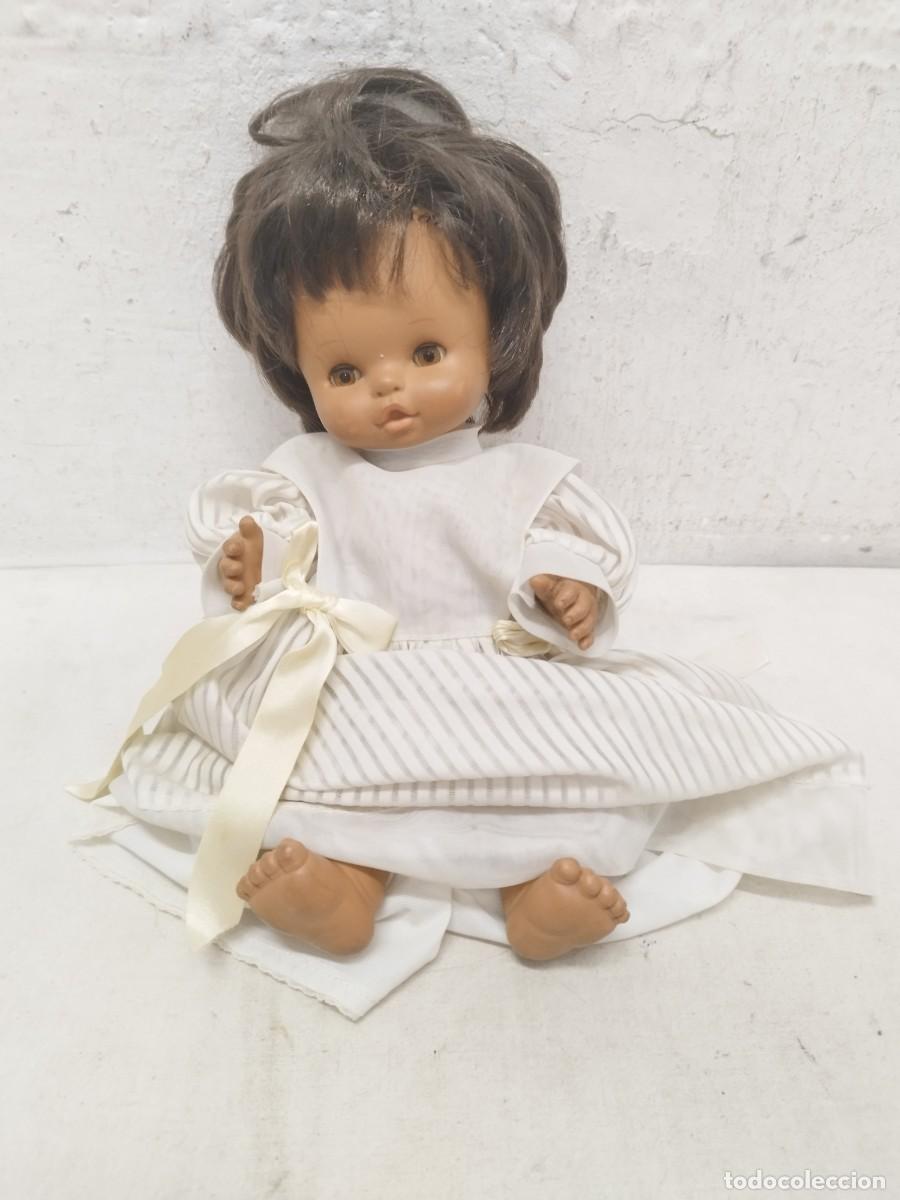 Otras Mu&ntilde;ecas de Famosa cl&aacute;sicas y de colecci&oacute;n: Antigua mu&ntilde;eca de Famosa de piel morena y vestido de color blanco.