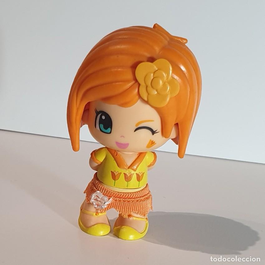 Otras mu&ntilde;ecas de Famosa cl&aacute;sicas y de colecci&oacute;n: FIGURA PINYPON FAMOSA MODERNA SERIE VERANO. MU&Ntilde;ECA DOBLE CARA PELO NARANJA CON FLOR. 7 CM. PERFECTA!