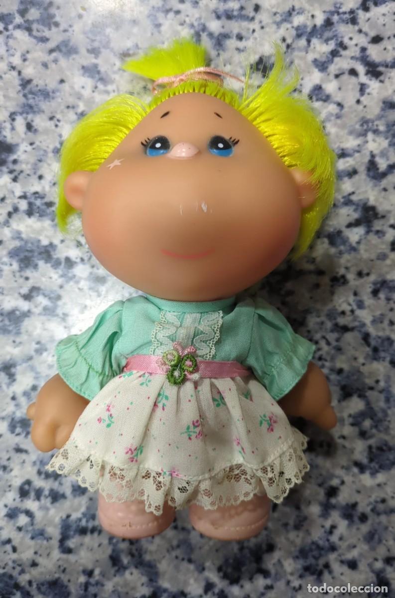 Otras mu&ntilde;ecas de Famosa cl&aacute;sicas y de colecci&oacute;n: Mu&ntilde;eca vintage de los a&ntilde;os 80, marca Famosa, modelo Delis Cebollita, con el pelo color amarillo ne&oacute;n