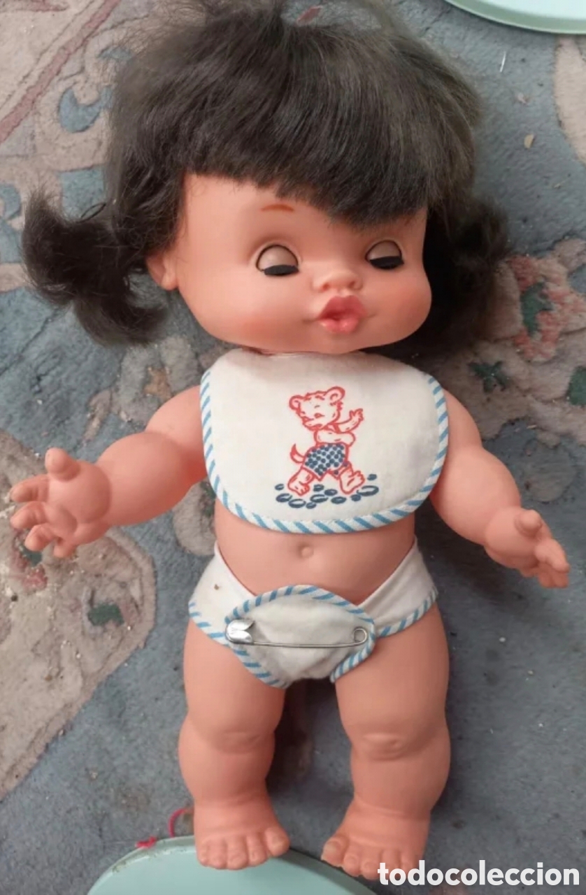 Altre Bambole di Famosa: Antigua mu&ntilde;eca GRASITAS de FAMOSA - A&ntilde;os 60/70 - Todo de Origen con Babero y Pa&ntilde;al
