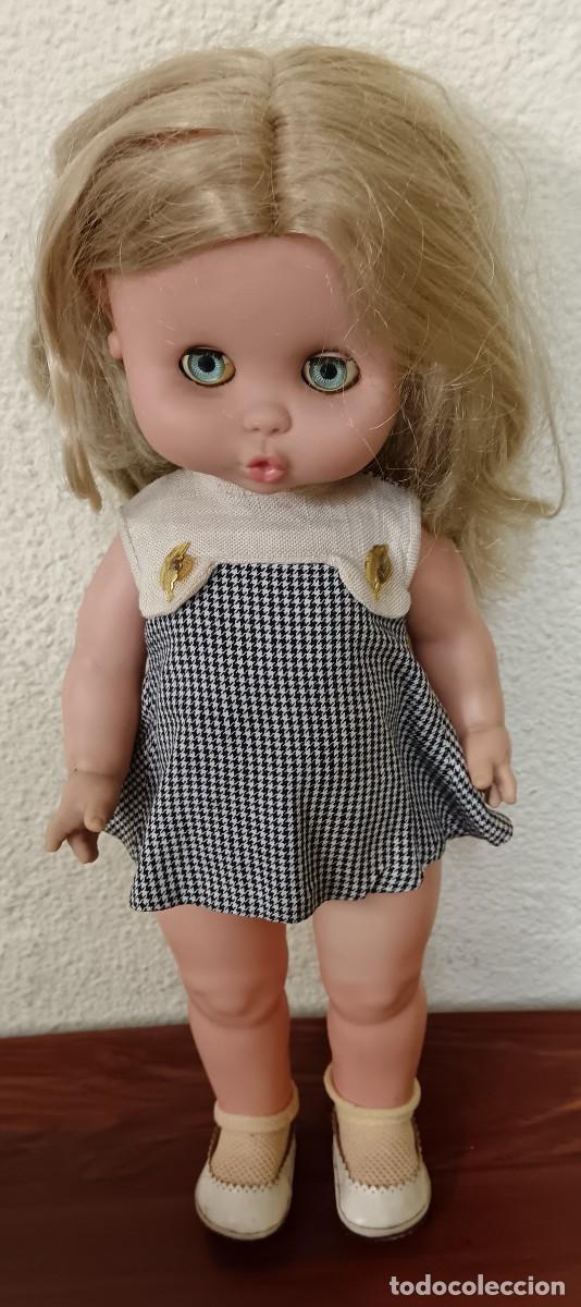 Otras mu&ntilde;ecas de Famosa cl&aacute;sicas y de colecci&oacute;n: MU&Ntilde;ECA CAROL CON VESTIDO PEKI Y LLOR&Oacute;N A&Ntilde;OS 60 39 CM. ALTURA