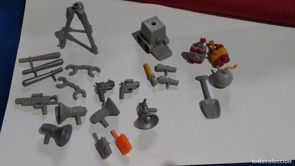 Otras mu&ntilde;ecas de Famosa cl&aacute;sicas y de colecci&oacute;n: LOTE 23 PIEZAS PINYPON / PIN Y PON - DE FAMOSA - PISTOLAS, MEGAFONOS, PORRAS, GRILLETES....