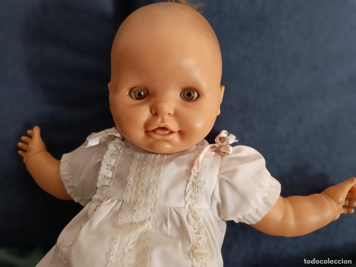 Otras mu&ntilde;ecas de Famosa cl&aacute;sicas y de colecci&oacute;n: Mu&ntilde;eca Celia de Famosa. Pelona. Buen estado. Funciona la caja de m&uacute;sica pero no mueve la cabeza.