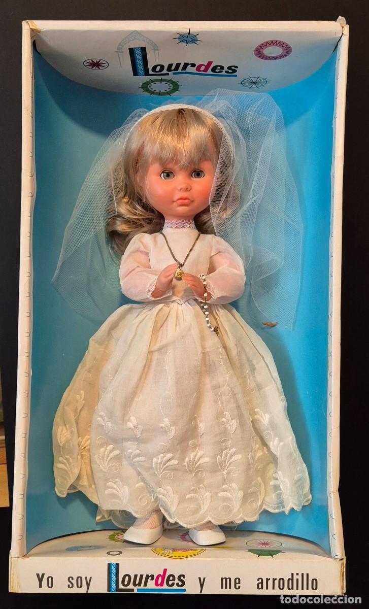 Otras mu&ntilde;ecas de Famosa cl&aacute;sicas y de colecci&oacute;n: LOURDES DE FAMOSA A&Ntilde;O 1965 TOTALMENTE ORIGINAL SE ARRODILLA EN CAJA ORIGINAL