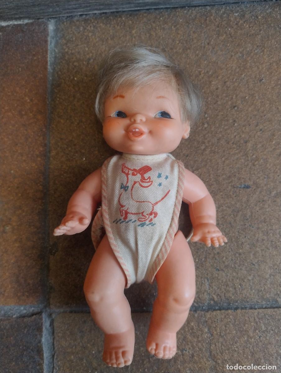 Otras mu&ntilde;ecas de Famosa cl&aacute;sicas y de colecci&oacute;n: ANTIGUA MU&Ntilde;ECA GEMELINA O GEMEL&Iacute;N DE FAMOSA DE LOS A&Ntilde;OS 60 - LOS GEMELINES - BABERO