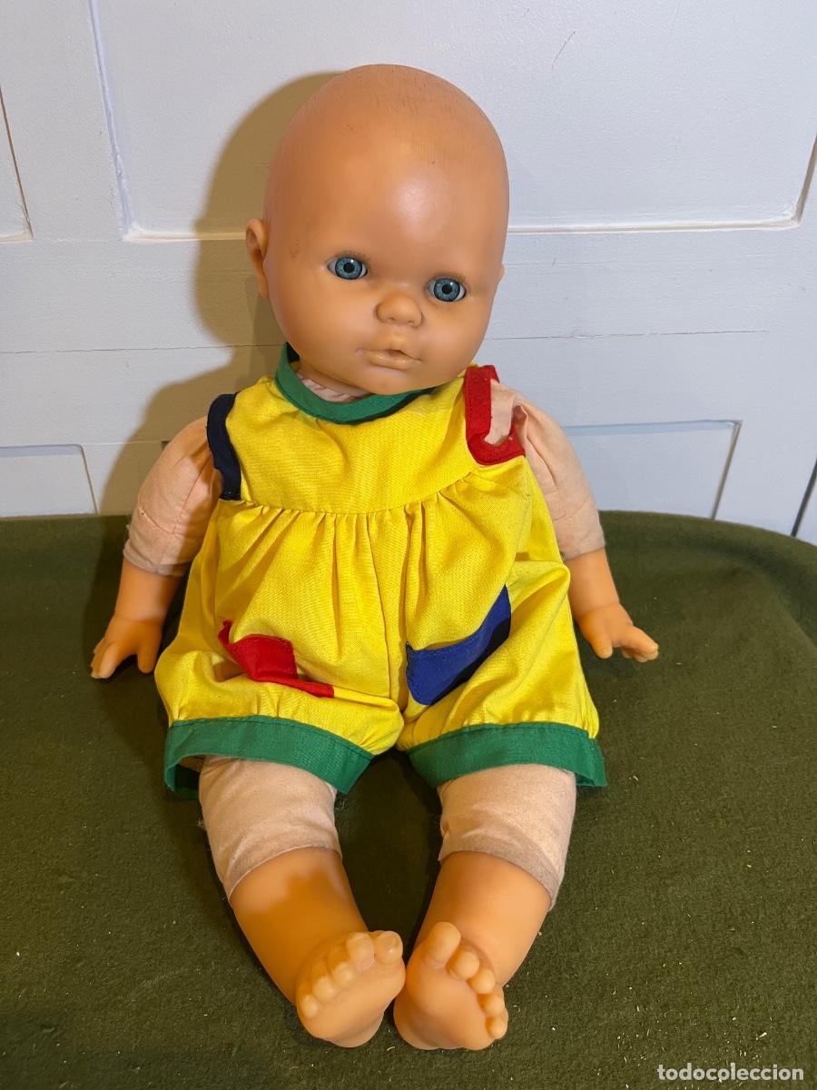 Altre Bambole di Famosa: Mu&ntilde;eco beb&eacute; FAMOSA A4-96 a&ntilde;o 1996 &ndash; 39 cm &ndash; Con ropa original &ndash; Ojos durmientes &ndash; Vintage