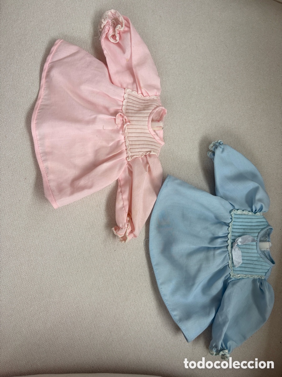 Otras mu&ntilde;ecas de Famosa cl&aacute;sicas y de colecci&oacute;n: Dos blusas de Famosa con etiquetas para mu&ntilde;ecas del tama&ntilde;o de nenuco aproximadamente