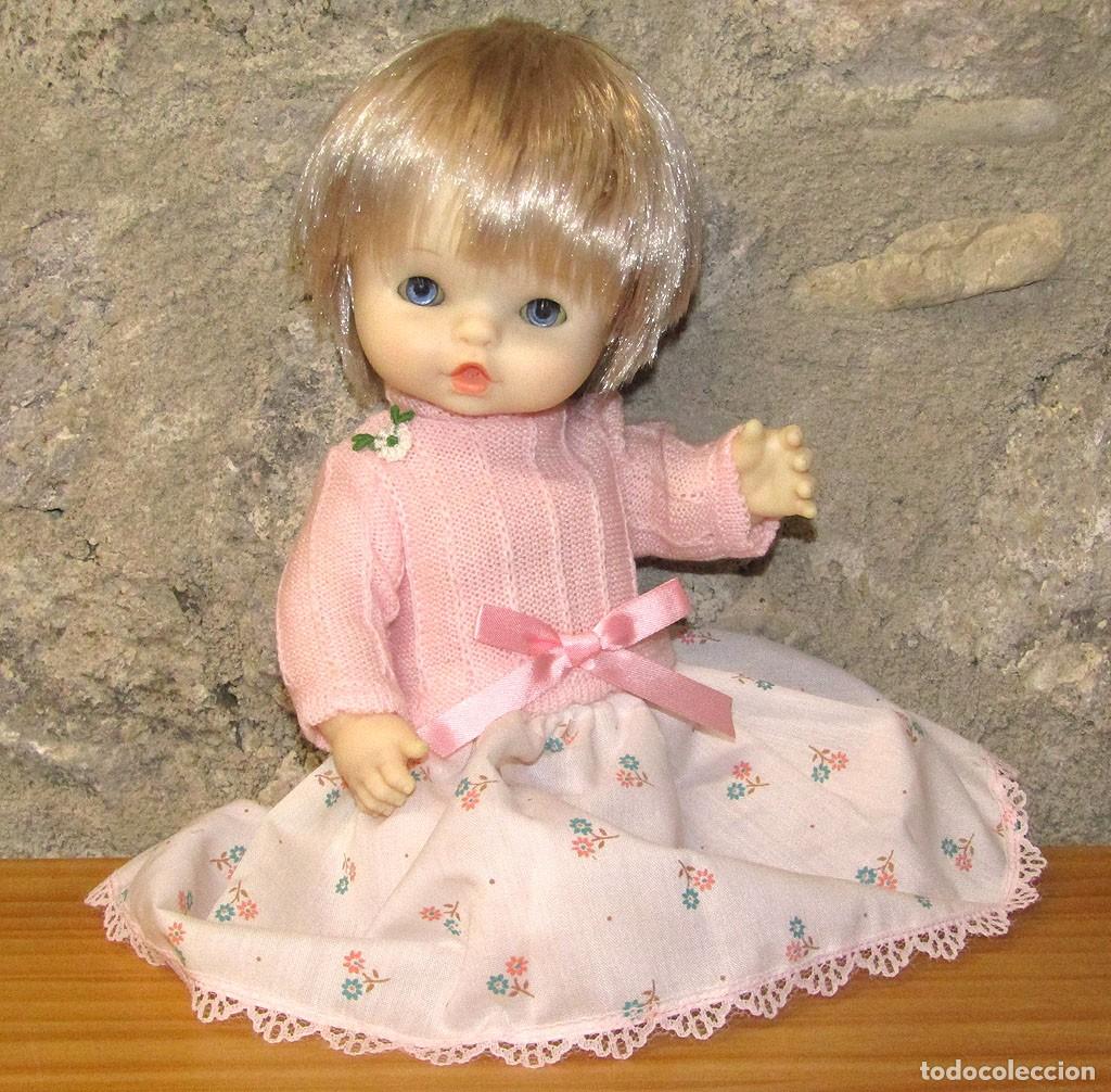 Otras mu&ntilde;ecas de Famosa cl&aacute;sicas y de colecci&oacute;n: ANTIGUA MU&Ntilde;ECA CHIQUITINA DE FAMOSA - A&Ntilde;OS 70 - ROPA ORIGINAL CON ETIQUETA