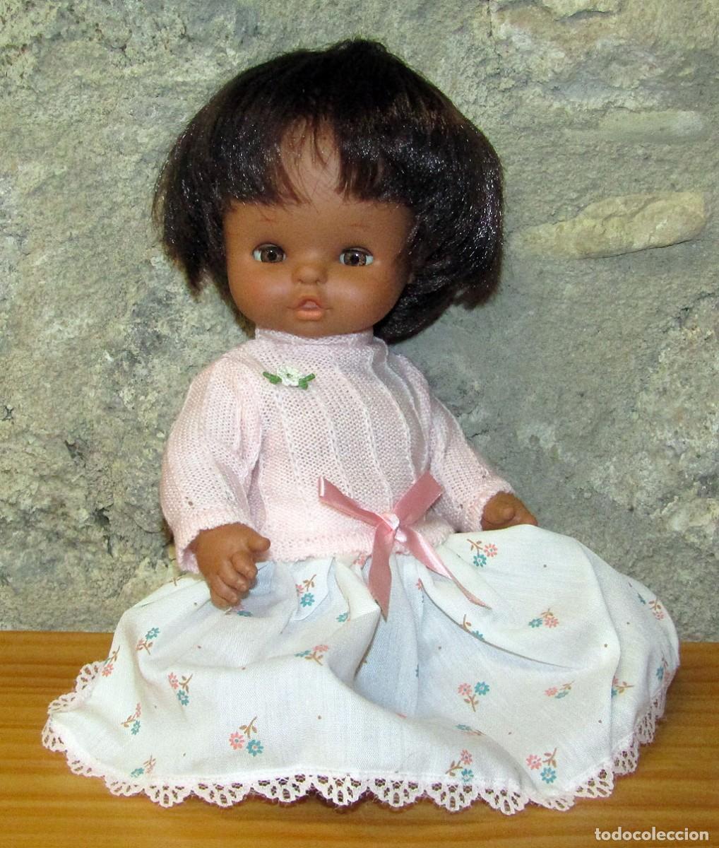Otras mu&ntilde;ecas de Famosa cl&aacute;sicas y de colecci&oacute;n: ANTIGUA MU&Ntilde;ECA CHIQUITINA MULATA DE FAMOSA - A&Ntilde;OS 70 - ROPA ORIGINAL CON ETIQUETA