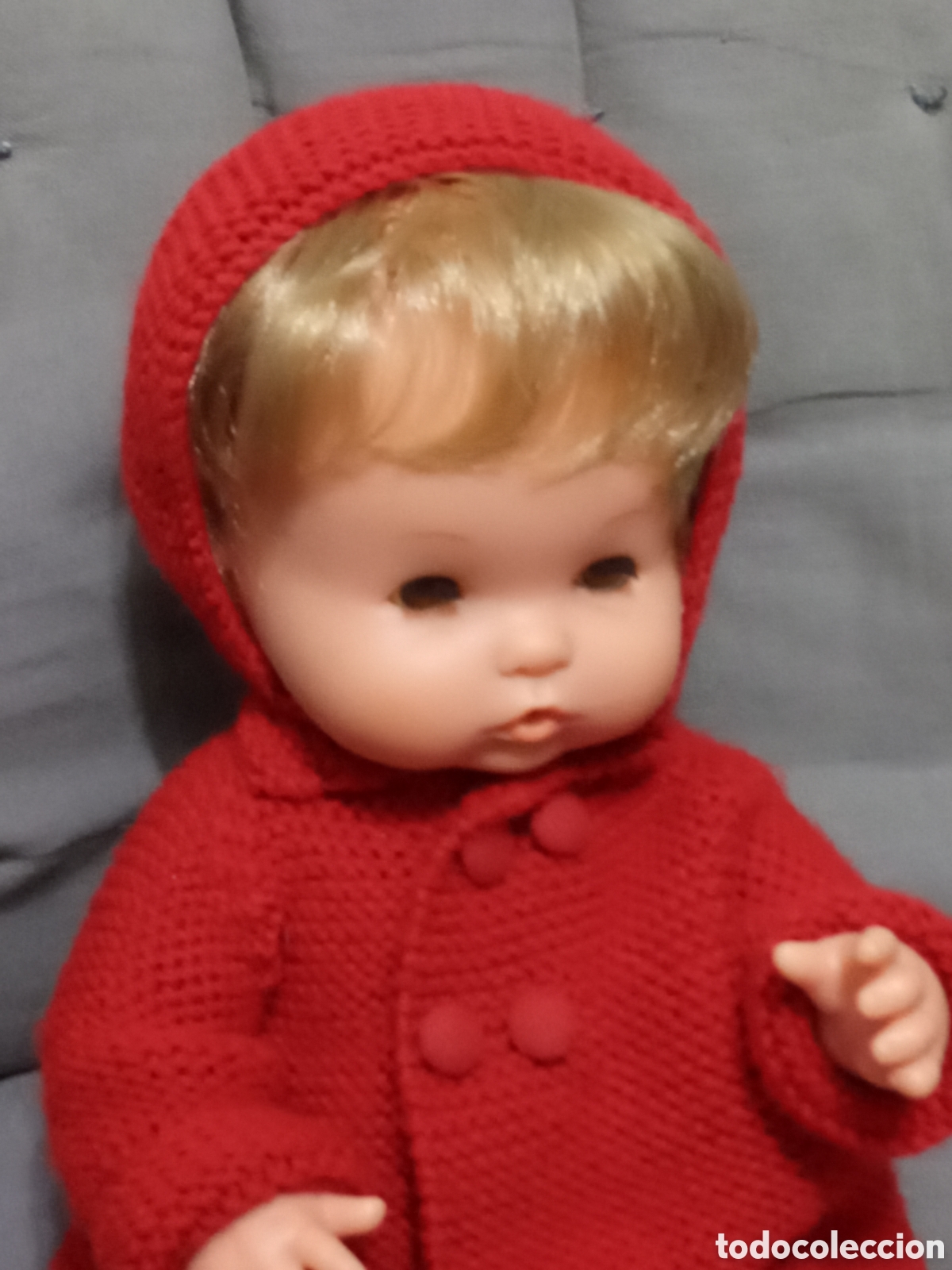 Otras mu&ntilde;ecas de Famosa cl&aacute;sicas y de colecci&oacute;n: Mu&ntilde;eca Nenuca coraz&oacute;n con abrigo y complementos de punto rojo