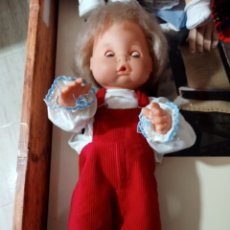 Otras Muñecas de Famosa: MUÑECO FAMOSA MADE IN SPAIN CON PETO DE PANA VER FOTOS. Lote 306220178