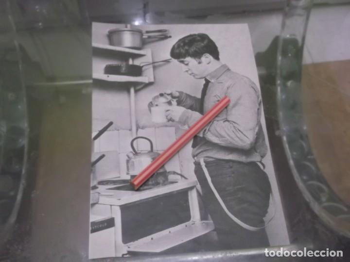 Otros Art&iacute;culos de Coleccionismo en Papel: RECORTE A&Ntilde;OS 70 - JOHN LENNON ( THE BEATLES ) EN LA COCINA