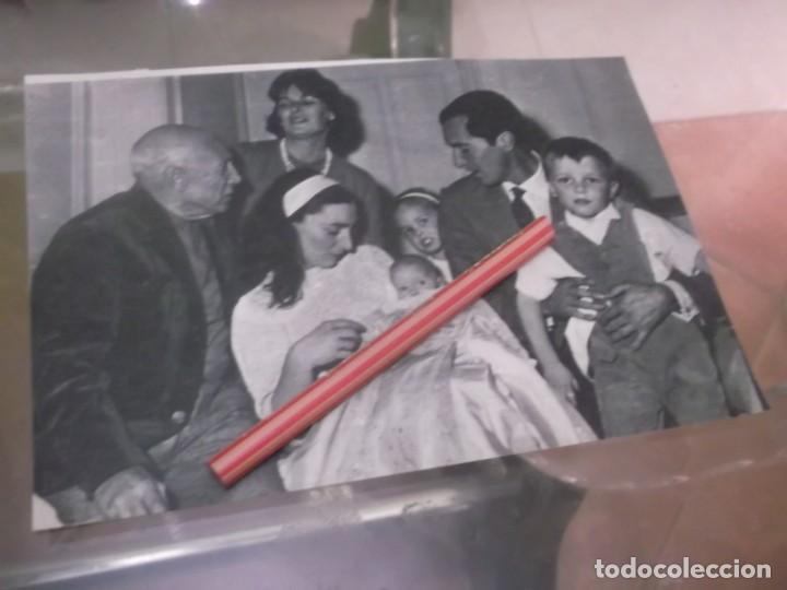 Otros Art&iacute;culos de Coleccionismo en Papel: RECORTE A&Ntilde;OS 80 - EL CANTANTE MIGUEL BOS&Eacute; , EN BAUTIZO SU HERMANA PAOLA ,PADRINO PICASSO