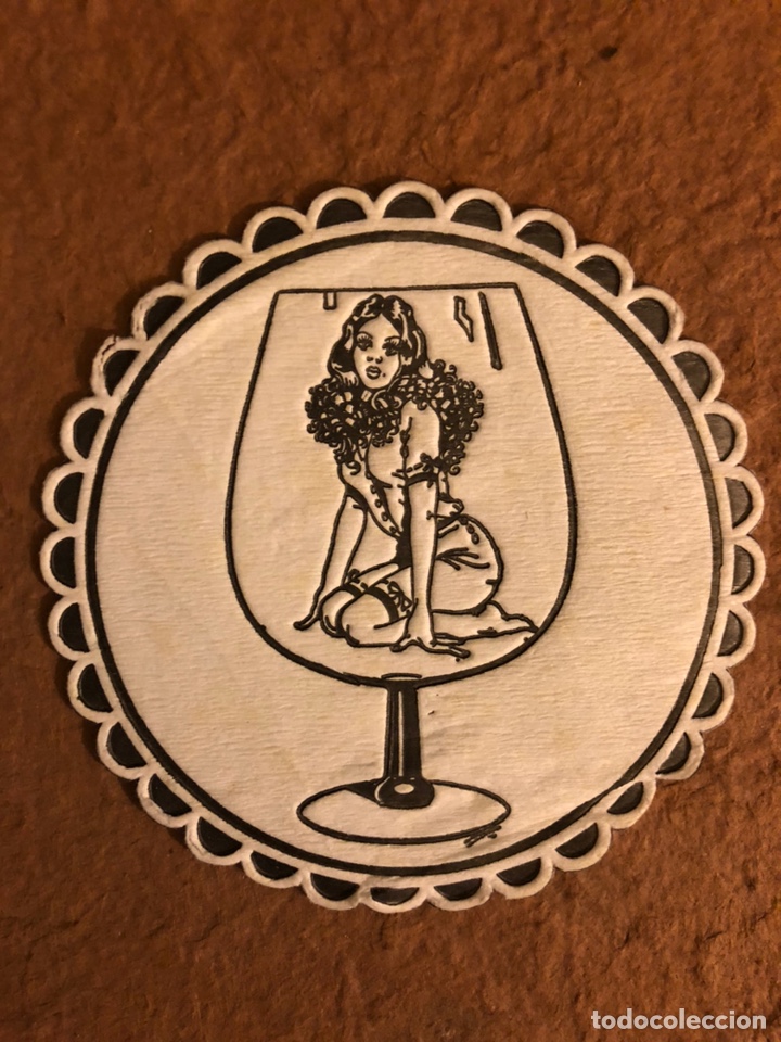 Outros artigos de papel: ANTIGUO POSAVASOS DE CHICA DENTRO DE UNA COPA. 9,5 Cms de &Oslash;.