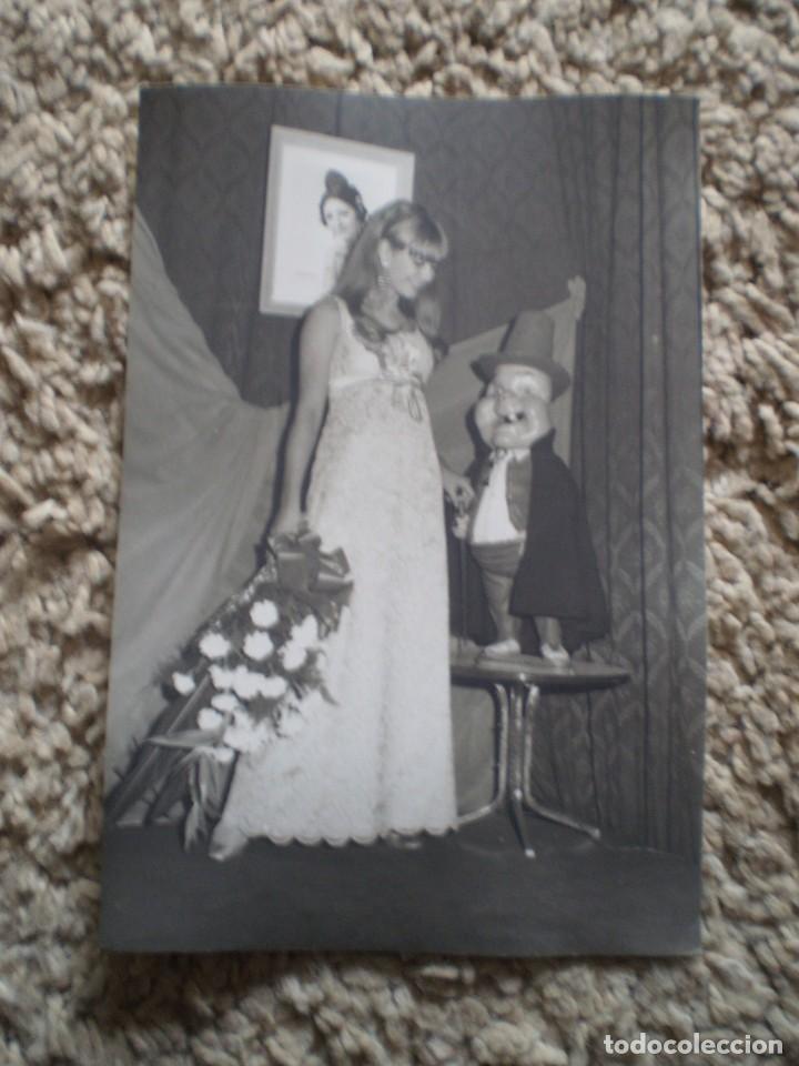 Paper Collecting Others: CURIOSA FOTO CON PRECIOSA MUJER JUNTO A NINOT FALLAS DE VALENCIA. A&Ntilde;OS 60. 18X12 CM.