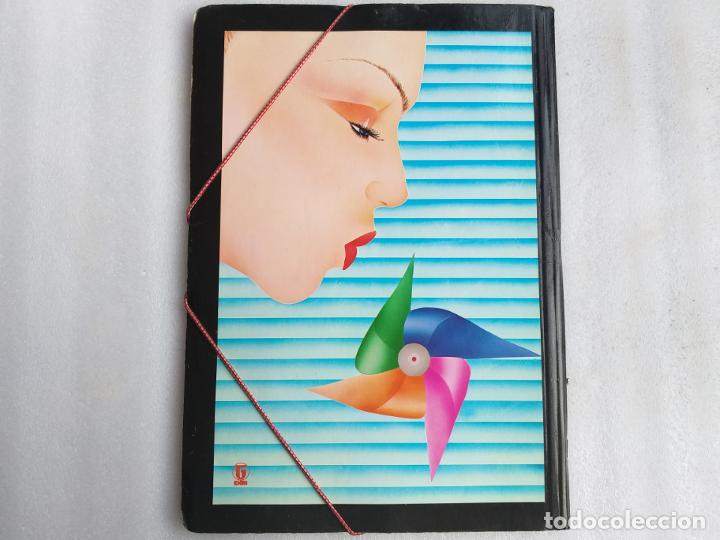 Paper Collecting Others: CARPETA ESCOLAR ANTIGUA. Chica soplando molinillo de viento o rehilete. Procedente de papeler&iacute;a.