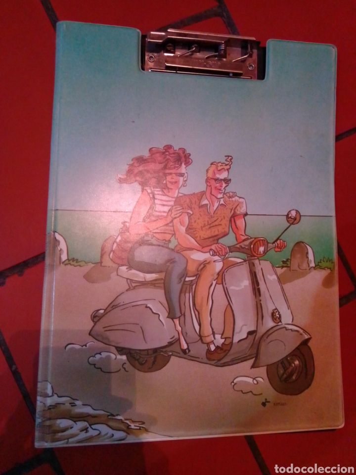 Otros Art&iacute;culos de Coleccionismo en Papel: Carpeta portafolios a&ntilde;os 80/90 pareja en la moto Vespa