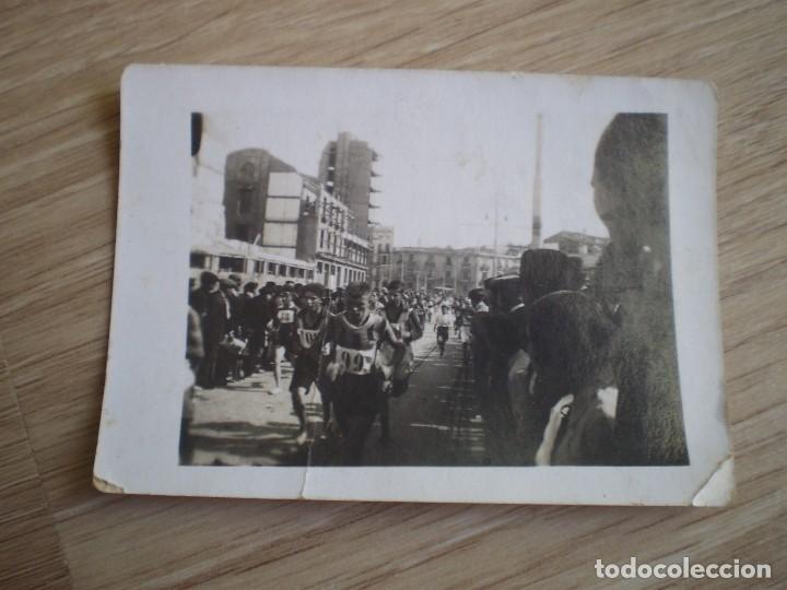 Outros artigos de papel: CURIOSA FOTOGRAFIA A&Ntilde;OS 40-50. CARRERA DE ATLETAS. SE VEN EDIFICIOS PERO NO SE DE DONDE ES.