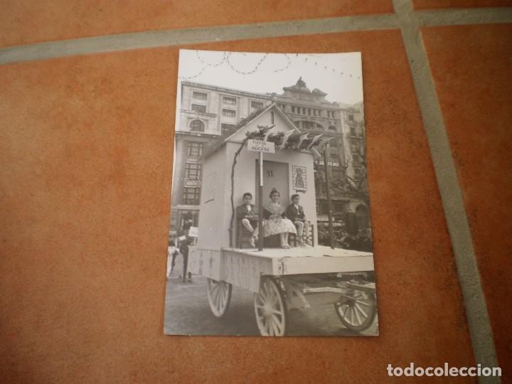Paper Collecting Others: FOTOGRAFIA FECHADA EN 1970. CARROZA FIESTA DE LA HUERTA. PLAZA AYUNTAMIENTO. FALLAS DE VALENCIA