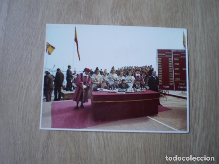 Outros artigos de papel: CURIOSO FOTOGRAFIA JURADO SORTEO FALLAS VALENCIA. EN EL PUERTO. FOTO NITIDA. 17X13 CM.