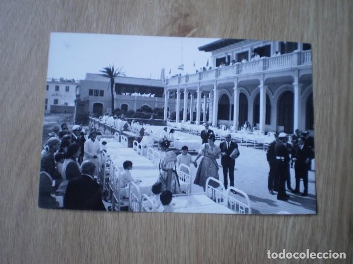 Paper Collecting Others: CURIOSA FOTOGRAFIA A&Ntilde;OS 60 VISITA FALLERAS A NI&Ntilde;OS INGRESADOS EN PARECE HOSPITAL VALENCIA AL MAR.