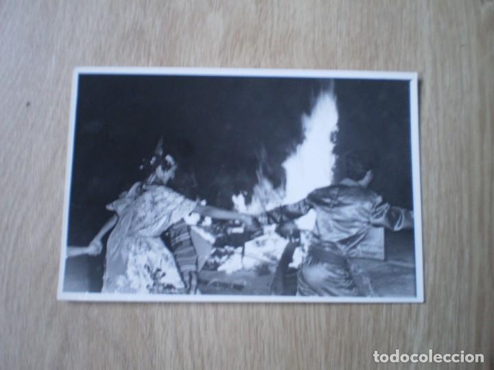 Outros artigos de papel: FOTOGRAFIA A&Ntilde;OS 60 FALLEROS ALREDEDOR CREM&Aacute; FALLA VALENCIA. FOTO NITIDA. 18X12 CM.