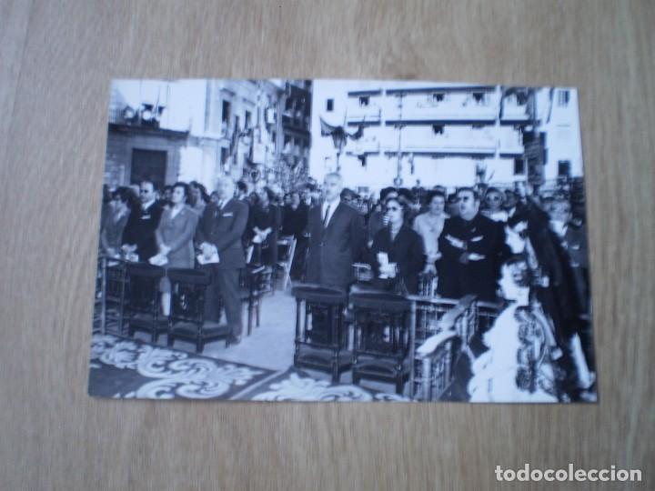 Outros artigos de papel: CURIOSA FOTOGRAFIA A&Ntilde;OS 60-70. PERSONALIDADES EN MISA PLAZA VIRGEN. FALLAS VALENCIA. FOTO NITIDA.