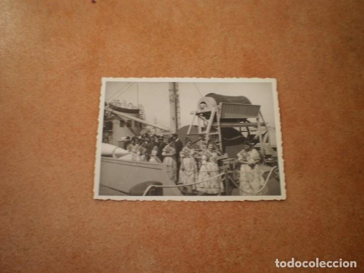 Paper Collecting Others: CURIOSA FOTOGRAFIA A&Ntilde;OS 50. FALLERAS VISITANDO UN BARCO MILITAR. FALLAS VALENCIA. FOTO NITIDA. 10X7