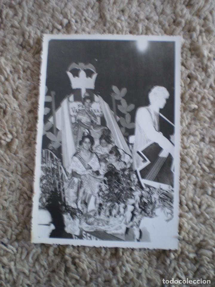 Outros artigos de papel: FOTOGRAFIA FECHADA EN 1965. CARROZA CON FALLERA MAYOR ISABEL RIOS. FALLAS VALENCIA. 18X12. NITIDA
