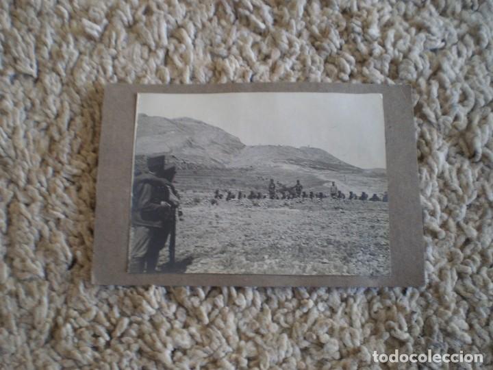 Outros artigos de papel: CURIOSA FOTOGRAFIA SOBRE CARTON A&Ntilde;OS 40-50 EN CAMPO DE TIRO. LEGIONARIOS??. 11X8 LA FOTO