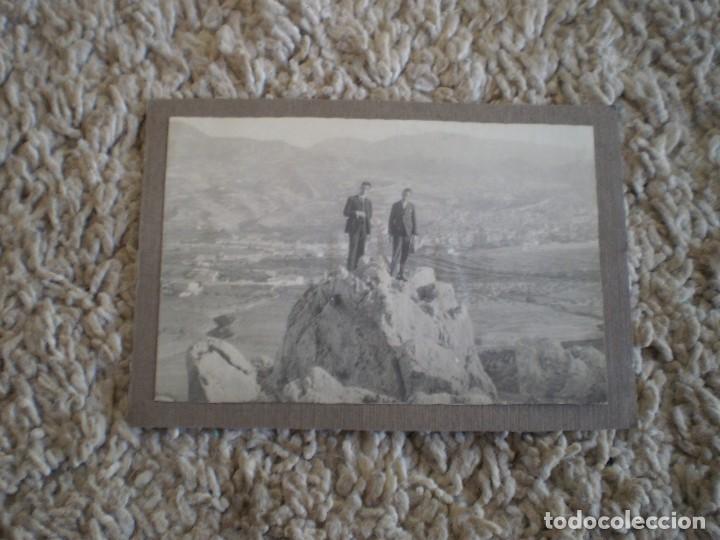 Outros artigos de papel: CURIOSA FOTOGRAFIA A&Ntilde;OS 60 CON DOS HOMBRES TRAJEADOS EN EL PICO DE MONTA&Ntilde;A. PODRIA SER ZONA ALCOY
