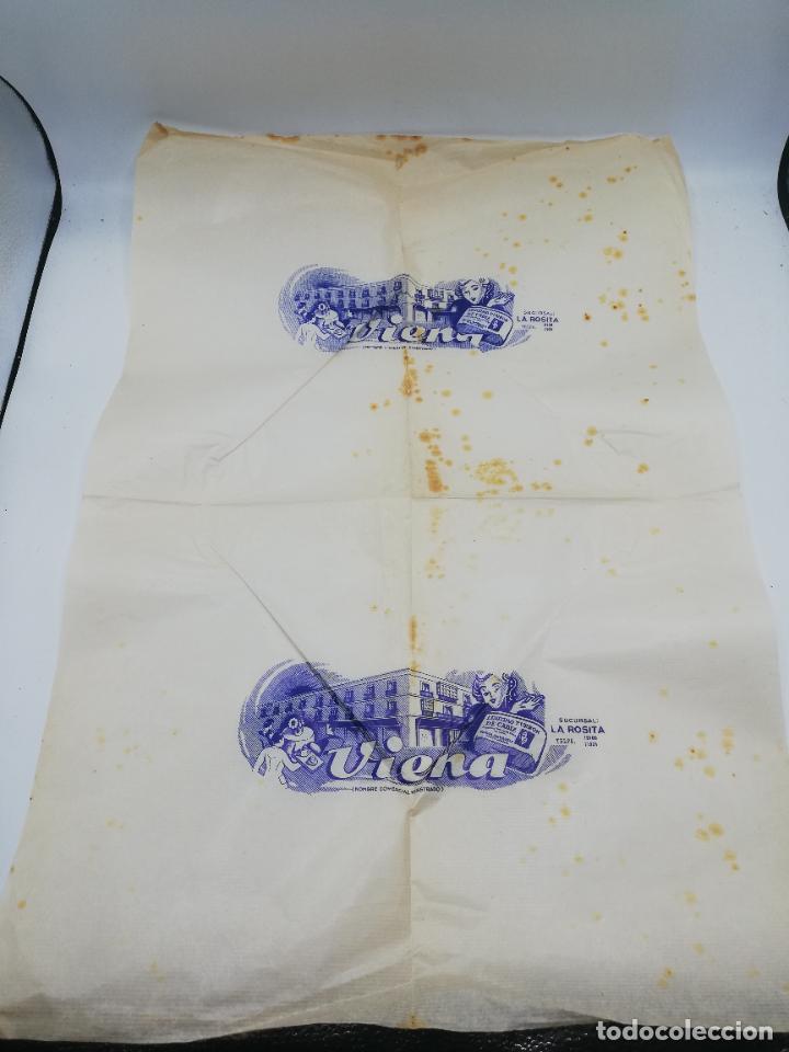 Collectionnisme Papier divers: PLIEGO DE PAPEL DE ENVOLVER. VIENA. SUCURSAL LA ROSITA. CADIZ. MEDIDAS: 64 X 43 CM APROX.