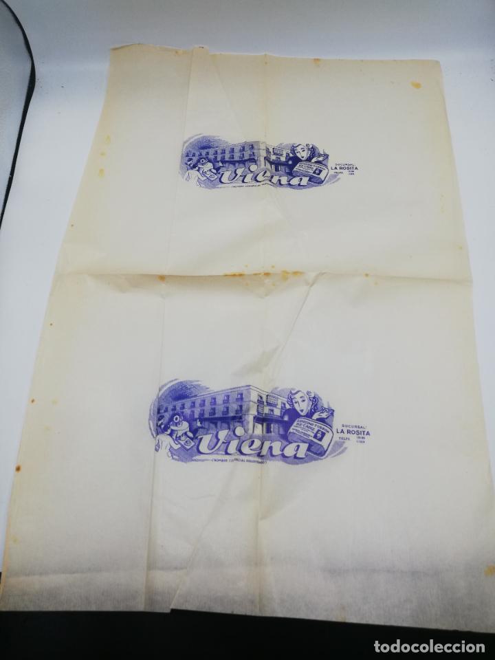 Collectionnisme Papier divers: PLIEGO DE PAPEL DE ENVOLVER. VIENA. SUCURSAL LA ROSITA. CADIZ. MEDIDAS: 64 X 43 CM APROX.