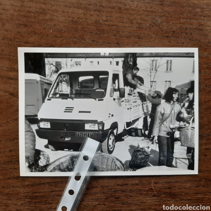Paper Collecting Others: Fotograf&iacute;a camion furgoneta Renault b-90