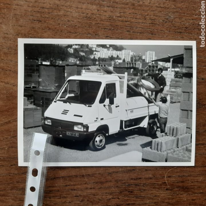 Paper Collecting Others: Fotograf&iacute;a camion furgoneta Renault b-90