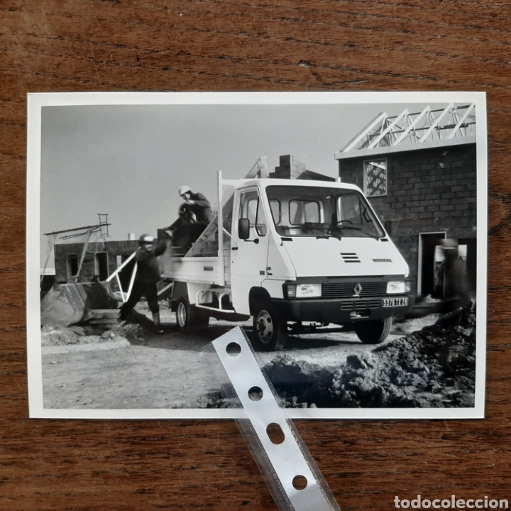 Paper Collecting Others: Fotograf&iacute;a camion furgoneta Renault b-90