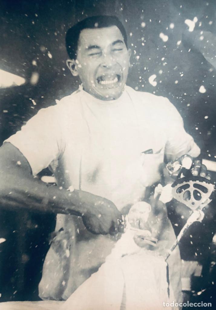 Otros Art&iacute;culos de Coleccionismo en Papel: Fotograf&iacute;a, barbero sorprendido. Recorte de revista original a&ntilde;o 1954. 26 x 36 cm. Buen estado.