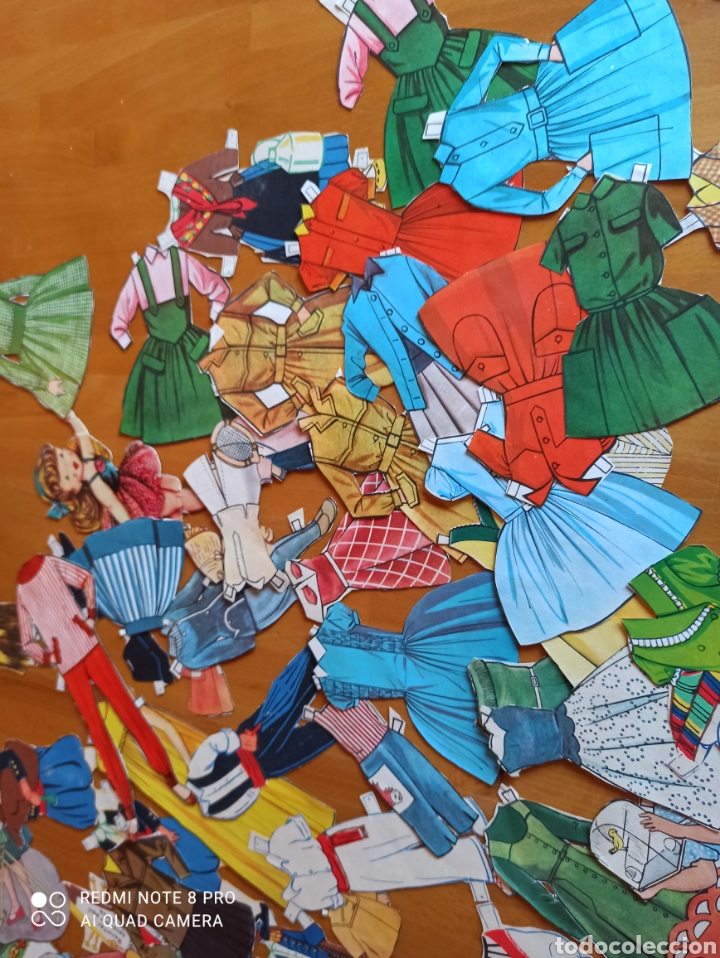 Otros art&iacute;culos de coleccionismo en papel: Libro con recortables + 75 vestidos , complementos... - Foto 2