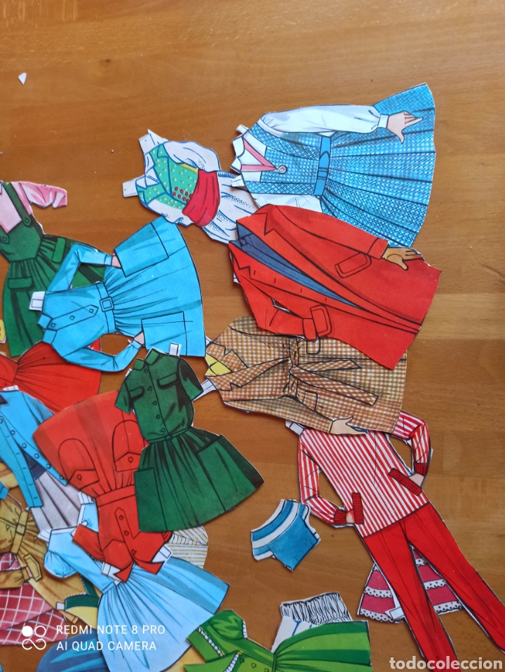 Otros art&iacute;culos de coleccionismo en papel: Libro con recortables + 75 vestidos , complementos... - Foto 3