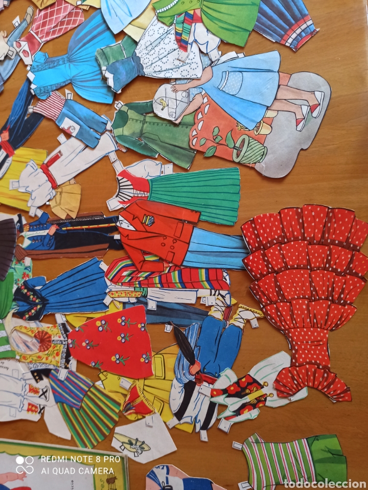 Otros art&iacute;culos de coleccionismo en papel: Libro con recortables + 75 vestidos , complementos... - Foto 4