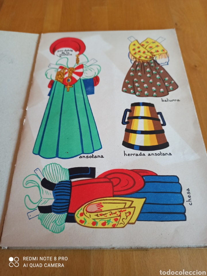 Otros art&iacute;culos de coleccionismo en papel: Libro con recortables + 75 vestidos , complementos... - Foto 6