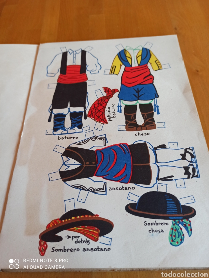 Otros art&iacute;culos de coleccionismo en papel: Libro con recortables + 75 vestidos , complementos... - Foto 7