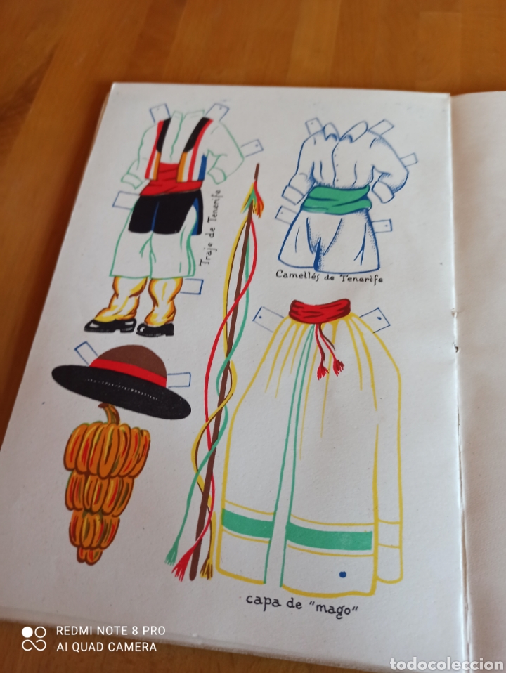 Otros art&iacute;culos de coleccionismo en papel: Libro con recortables + 75 vestidos , complementos... - Foto 8