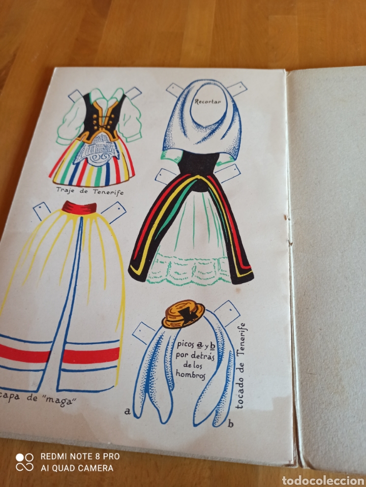 Otros art&iacute;culos de coleccionismo en papel: Libro con recortables + 75 vestidos , complementos... - Foto 9